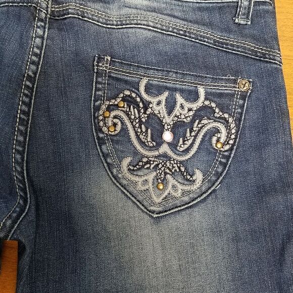 Liuce's size 7 blue jeans. Has whiskers  on front and back under knee. Embellish - Picture 6 of 9